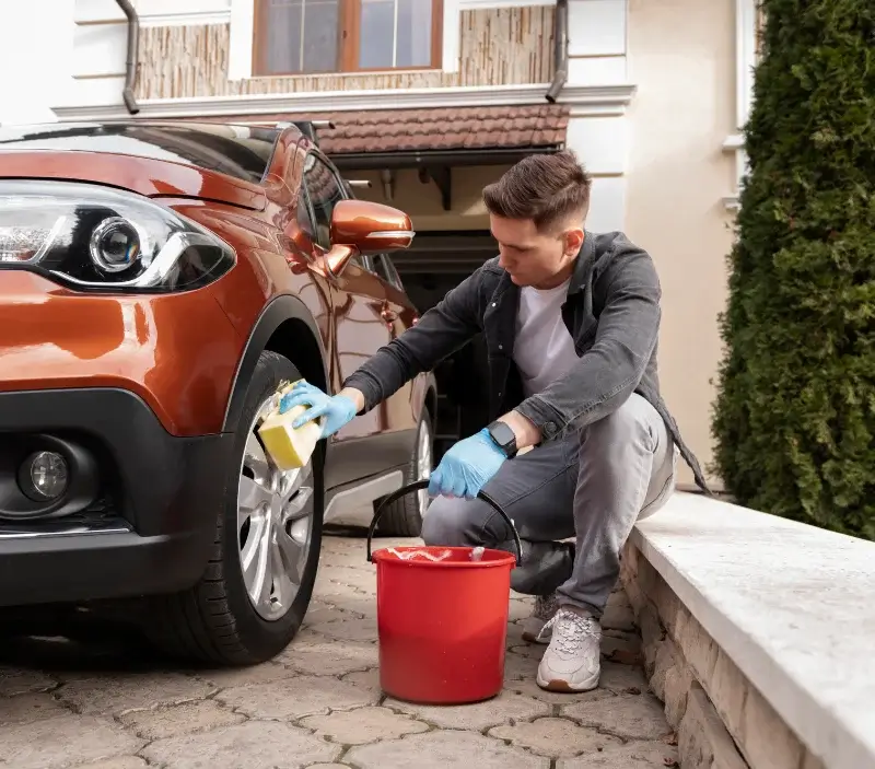 Lavage auto à domicile Miramont-Sensacq : professionnel intervenant sur un véhicule
